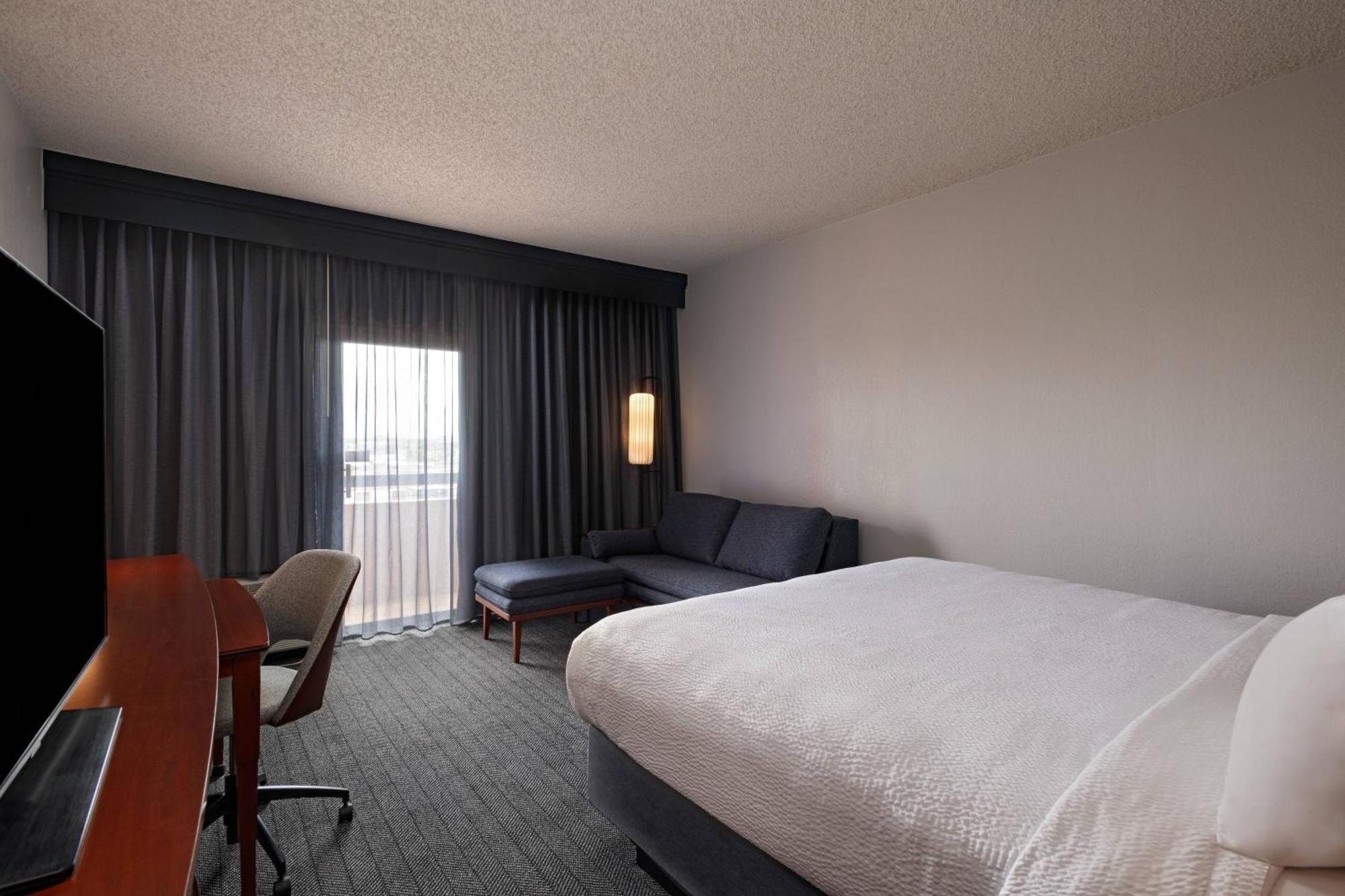 Courtyard By Marriott San Antonio Airport Hotel Ngoại thất bức ảnh