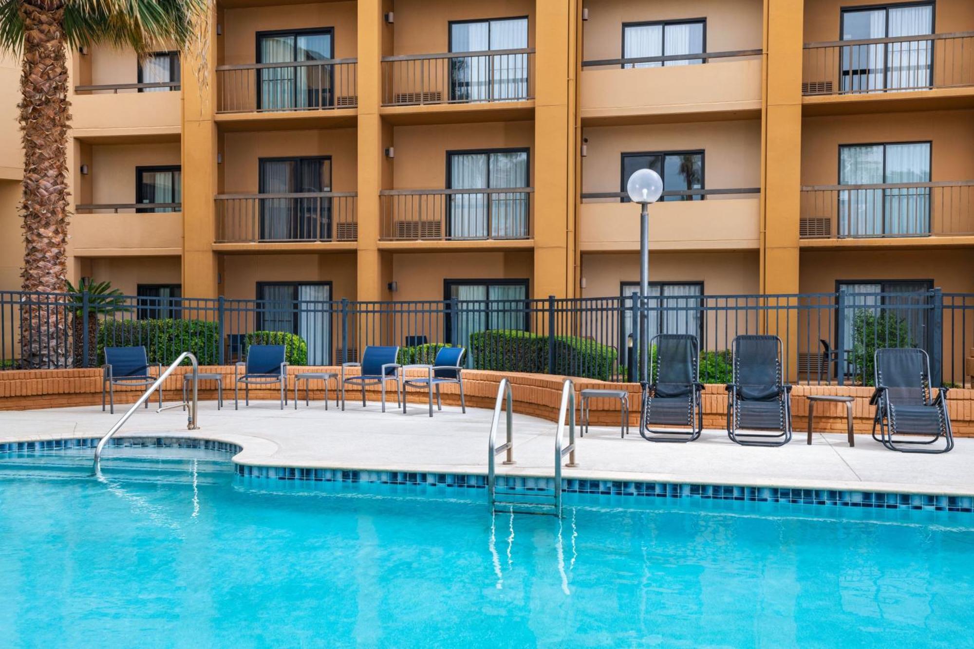 Courtyard By Marriott San Antonio Airport Hotel Ngoại thất bức ảnh